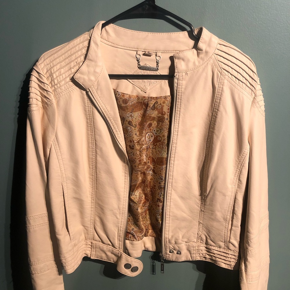 Woman’s jacket - Picture 1 of 3